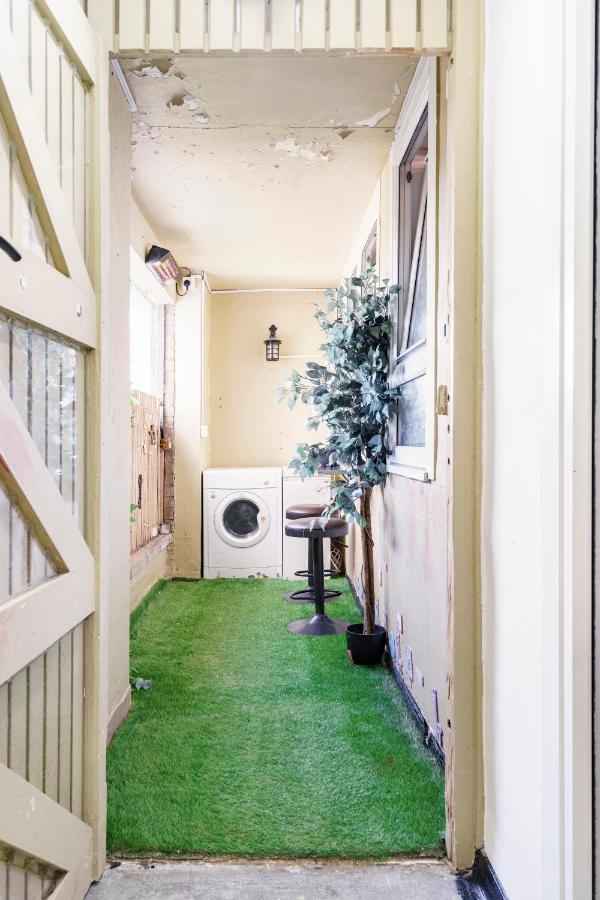 Lovely 1-Bedroom Property With Balcony In West End غلاسغو المظهر الخارجي الصورة